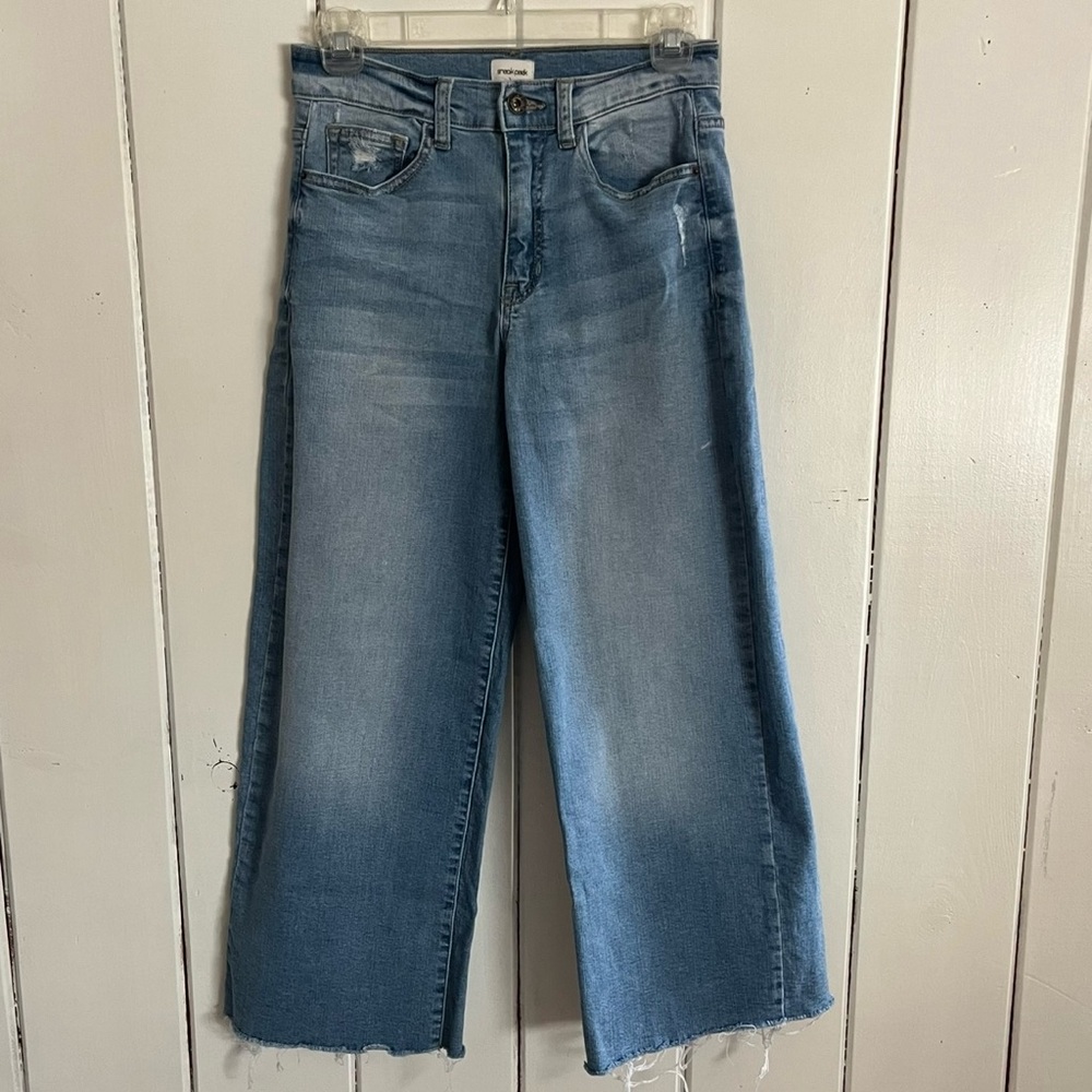 Sneak Peek Sz 26 Stretch Wide Leg Raw Hem
Denim Jeans
